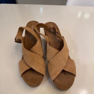 TOMS Women's Ibiza suede heeled sandal, honey suede, size 8.5